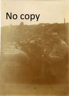 PHOTO FRANCAISE 285e RI - POILUS AUX TRANCHEES DU LABYRINTHE ENTRE NEUVILLE ET ECURIE PAS DE CALAIS - GUERRE 1914 1918 - Guerra, Militares
