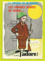 Militaria HUMOUR Militaire La Joyeuse Vie De Bidasse Les Longues Heures De Garde J'adore N°875 1 Soldat Fusil VOIR DOS - Humour