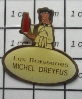 1818A Pin's Pins / Beau Et Rare / ALIMenTATION / SERVEUR AVEC BOUTEILLE LES BRASSERIES MICHEL DREYFUS Une Bonne Affaire! - Alimentazione