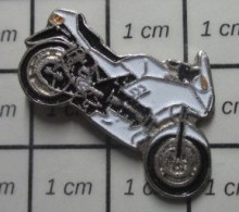 1818A Pin's Pins / Beau Et Rare / MOTOS / GROSSE MOTO SPORTIVE NOIRE ET BLANCHE - Marques