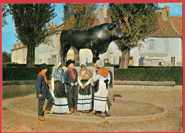 Le Morvan Folklorique - Les Jeunes Morvandiaux De Saulieu Devant Le Taureau De Pompon - Folklore Costume Traditionnel - Saulieu