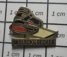 1722 Pin's Pins / Beau Et Rare / MARQUES / PONCEUSE ELECTRIQUE BRICOLAGE BLACK & Boris DECKER - Marcas Registradas