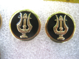 2 INSIGNES DE COL ARMEE FRANCAISE LA MUSIQUE MILITAIRE (FOND NOIR) NEUF FAB. CHOLET - Hueste