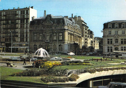 72 - Le Mans - Place De La République, Les Jardins Et Le Jet D'eau - Au Fond, La Chambre De Commerce Et La Poste - Le Mans