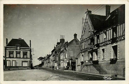 61* LE MERLERAULT Place Du Marche  CPSM(9X14)   MA105,1346 - Le Merlerault