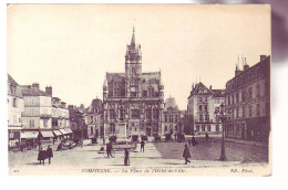 60 - COMPIEGNE - PLACE DE L'HÔTEL DE VILLE - ANIMÉE - - Compiegne