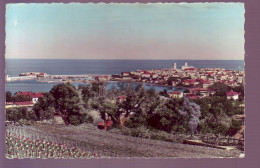 06 - ANTIBES - VUE SUR LA VILLE ET LE PORT - COLORISÉE -  - - Antibes - Oude Stad