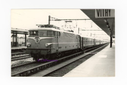 Photo Locomotive SNCF BB 9200 Train USI Gare Vitry 1975 Paris Seine 75 Sud Ouest France Loco Motrice électrique BB9200 - Eisenbahnen