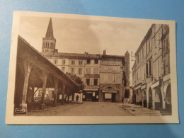 BEAUMONT DE LOMAGNE, TARN ET GARONNE, PLACE DE LA HALLE, CPA - Beaumont De Lomagne