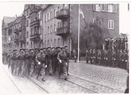 WORMS 1947 DEFILE DE SOLDATS - Guerre, Militaire