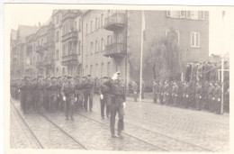 WORMS 1947 DEFILE DE SOLDATS - Guerre, Militaire