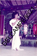 Raéraé (Réré = Travesti) à TAHITI Au Piano-Bar En 1982 Lors De L'élection De Leur Miss_D102 - Tahiti