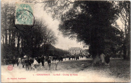 45 COURTENAY - Le Mail, Champ De Foire.  - Courtenay