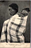 MADAGASCAR - Femme Hova Portant Son Zazakely. - Madagascar