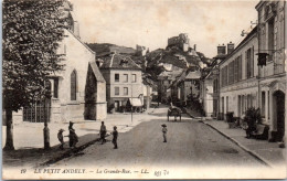 27 LE PETIT ANDELY - La Grande Rue Et Au Loin Le Chateau. - Other & Unclassified