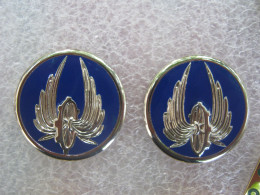 2 INSIGNES DE COL ARMEE FRANCAISE TRAIN R.L.A / REGIMENT LIVRAISON PAR AIR (FOND BLEU) NEUF FAB. CHOLET - Hueste