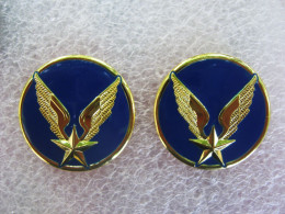 2 INSIGNES DE COL ARMEE FRANCAISE AIR / ALAT (FOND BLEU NUIT) NEUF FAB. CHOLET - Army