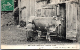 01 Fermiere Bressane Trayant Une Vache. - Zonder Classificatie