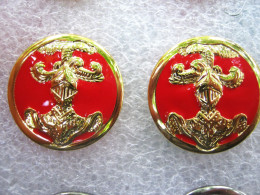 2 INSIGNES DE COL ARMEE FRANCAISE CAVALERIE / SPAHIS (FOND ROUGE + DORE) NEUF FAB. CHOLET - Heer