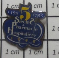 513B Pin's Pins / Beau Et Rare / MEDICAL / 1495 1995 5 SIECLES DE PHARMACIE HOSPITALIERE - Geneeskunde