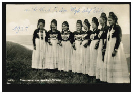 AK Volkstrachten: Friesinnen Am Nordseestrand 1935, Ungebraucht - Costumes