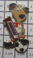 613c  Pin's Pins / Beau Et Rare / ALIMENTATION / SNICKERS CONFISERIE GRAND PIN'S MONDIAL FOOT USA 1994 MASCOTTE - Food
