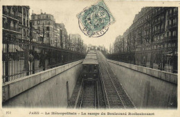 PARIS  Le Métropolitain La Rampe Du Boulevard Rochechouart RV - Métro Parisien, Gares