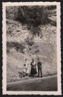 Jolie Photographie De Famille En Bord De Route à Seurre En 1939, Canton De Brazey En Plaine, Côte D'Or, 6,7 X 10,6cm - Lieux