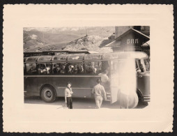 Jolie Photographie Autobus Bus Autocar Car Aux Dolomites Passo Falzarego, Bar, Restaurant, Italie, 1953 10,7x8cm - Orte