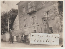 ( 54 ) CHAMPIGNEULLES  - Un Groupe Qui Pose Devant Une Grande Maison ( Photo 11 Cm X 8,3 Cm  ) - Places