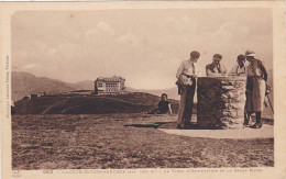 31. LUCHON. SUPERBAGNERES. CPA SEPIA.. SUPERBAGNERES LA TABLE D'ORIENTATION ET LE GRAND HOTEL. ANIMATION. MODE. - Luchon