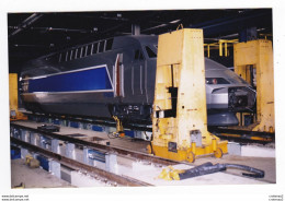 PHOTO Originale TRAINS Wagon Locomotive TGV SNCF En Atelier Sur Fosse Non Datée - Eisenbahnen