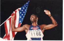 2 Photos De Presse  ATHLETISME ALLEN JONHSON  Champion Du Monde Du 110 Mêtreshaies à  ATHENES EN 1997 - Sports