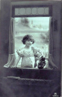 *CPA -   Fillette Avec Bouquet De Fleurs à La Fenêtre ( A 05) - Retratos