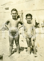 50s ORIGINAL AMATEUR PHOTO FOTO CHILDREN YOUNG BROTHERS BOY BOYS BEACH ENFANT PLAGE PRAIA PAREDE CASCAIS PORTUGAL AT6 - Lieux