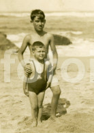 50s ORIGINAL AMATEUR PHOTO FOTO YOUNG BOYS BEACH ENFANT PLAGE PORTUGAL AT15 - Orte