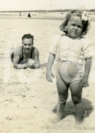 30s REAL PHOTO FOTO BABY GIRL JEUNE FEMME ENFANT CHILD BEACH PRAIA CAPARICA ALMADA PORTUGAL AT16 - Anonymous Persons