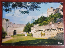 Cpm Montreuil-Bellay : Les Remparts Et Le Château - Montreuil Bellay