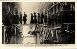CPA Paris VII, Rue Du Bac, Die Große Seineflut Januar 1910, Fußgängerbrücke - Autres & Non Classés