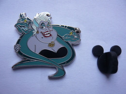 BIG Pin S DISNEY URSULA  3,5 X 3,5  Cm 2 Photos NEUF - Disney