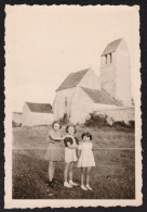 Photo 1942 Fillettes Posant Devant L'Eglise ND De L'Assomption à Ormesson, Seine Et Marne Ile De France WW2, 6x8,3cm - Places