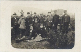 Carte Photo Prisonniers XVIII Et 21 Sur Col Allemand, 131/164/375 Pour Les Poilus, Civils Et Russes ? - War 1914-18