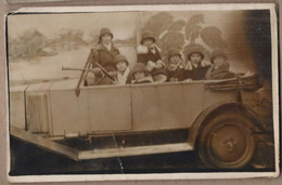 CPA PHOTO AUTOMOBILE - Surréalisme CP Surréaliste - Plusieurs Enfants Dans Automobile Décor Tropical - Toerisme