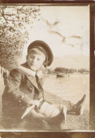 PHOTO ANCIENNE SNAPSHOT ENFANT HAROLD LIGIER DE LA PRADE EN SUISSE LAC NOBLESSE 7 X 10 CM - Personnes Identifiées