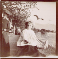 PHOTO ANCIENNE SNAPSHOT ENFANT ERIC LIGIER DE LA PRADE EN SUISSE LAC NOBLESSE 10 X 10 CM - Identified Persons