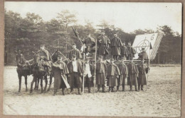 CARTE PHOTO MILITARIA - TB PLAN GROUPE MILITAIRES - Régiment ? - SOLDATS Avec Lances ? Et CIBLES Géantes - Regimente