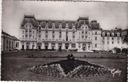 14. CABOURG .CPA. LE GRAND HOTEL ET LES JARDINS. ANNEE 1957 - Cabourg
