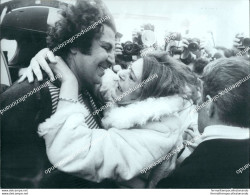 Fo2573 Foto Originale L'abbraccio Di Melina Mercouri A  Mikis  Theodorakis - Sonstige & Ohne Zuordnung