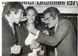 Photo Originale CLAUDINE AUGER ,  JEAN CLAUDE BOUTTIER Et OMAR SHARIF  Match De Boxe - Personnes Identifiées