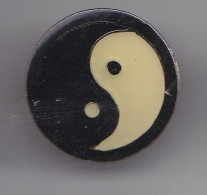 Pin's Le Yin Et Le Yang     Réf 6267 - Autres & Non Classés
